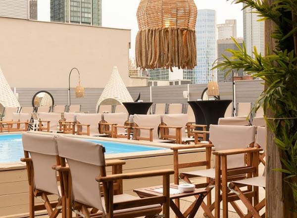 Rooftop Bar Frankfurt - Skyline-Blick und Sundowner